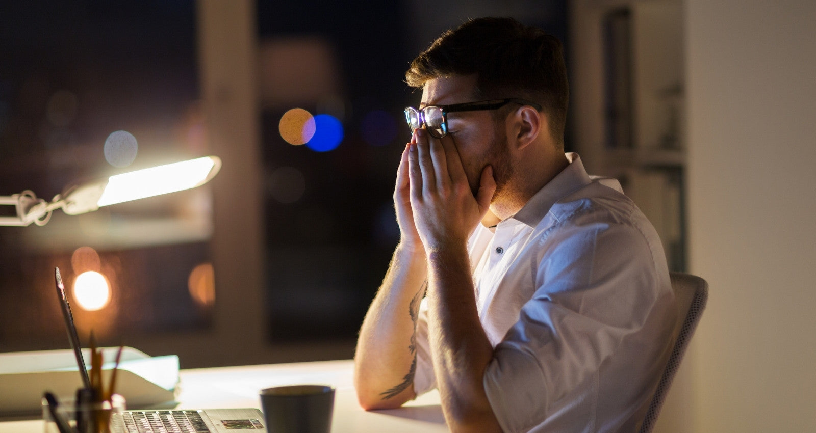Mann bei der Arbeit ist müde trotz genug Schlaf