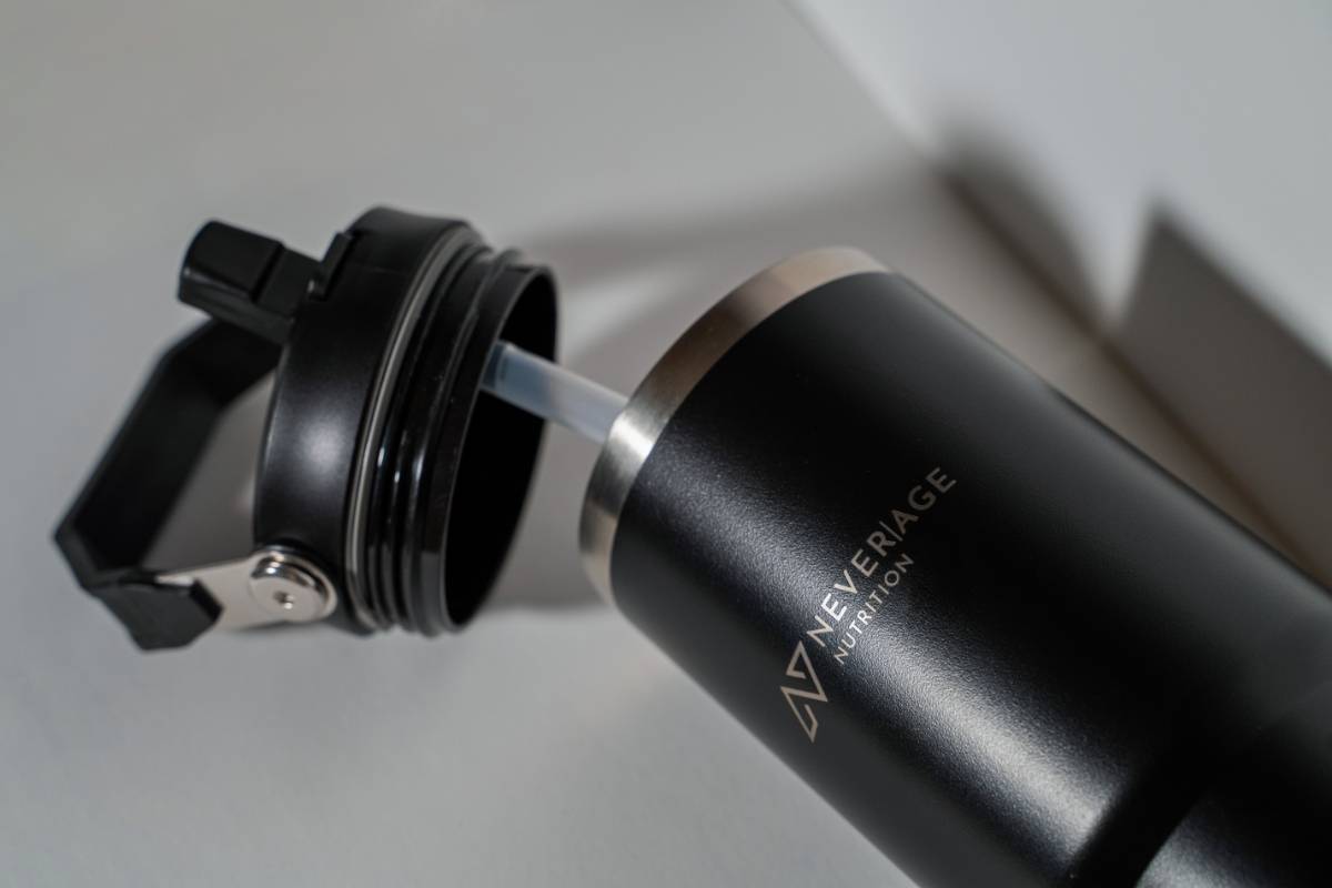Nahaufnahme des geöffneten Klappmundstücks am Never Age Thermo-Tumbler