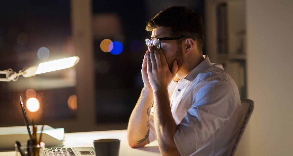 Mann bei der Arbeit ist müde trotz genug Schlaf
