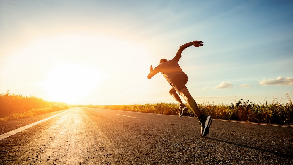 Mann sprintet dank Calcium-Alpha-Ketoglutarat