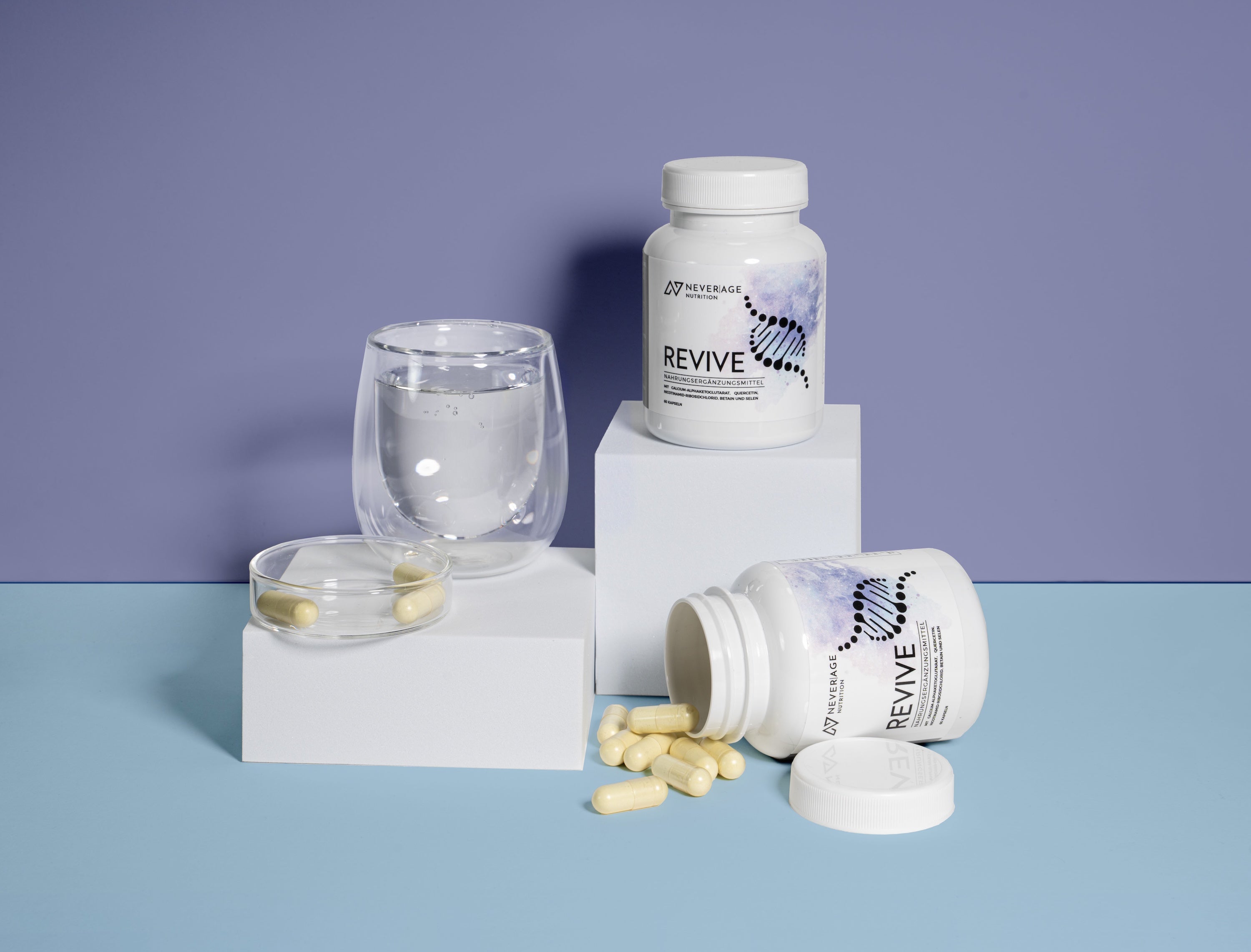 Longevity Supplement NAD+ Never Age Revive mit einem Glas 