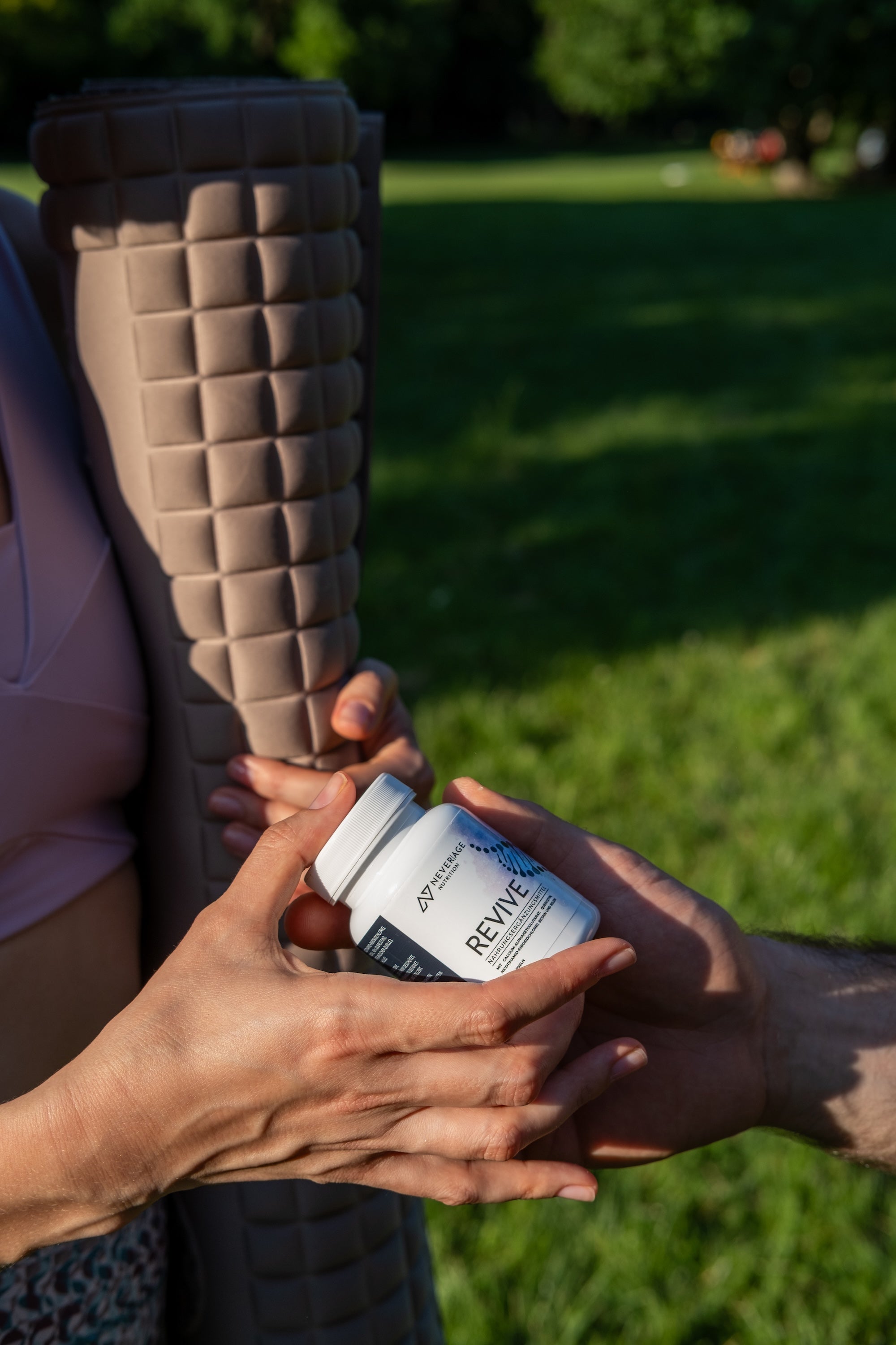Never Age Nutrition Revive Dose Überreichung beim Sport