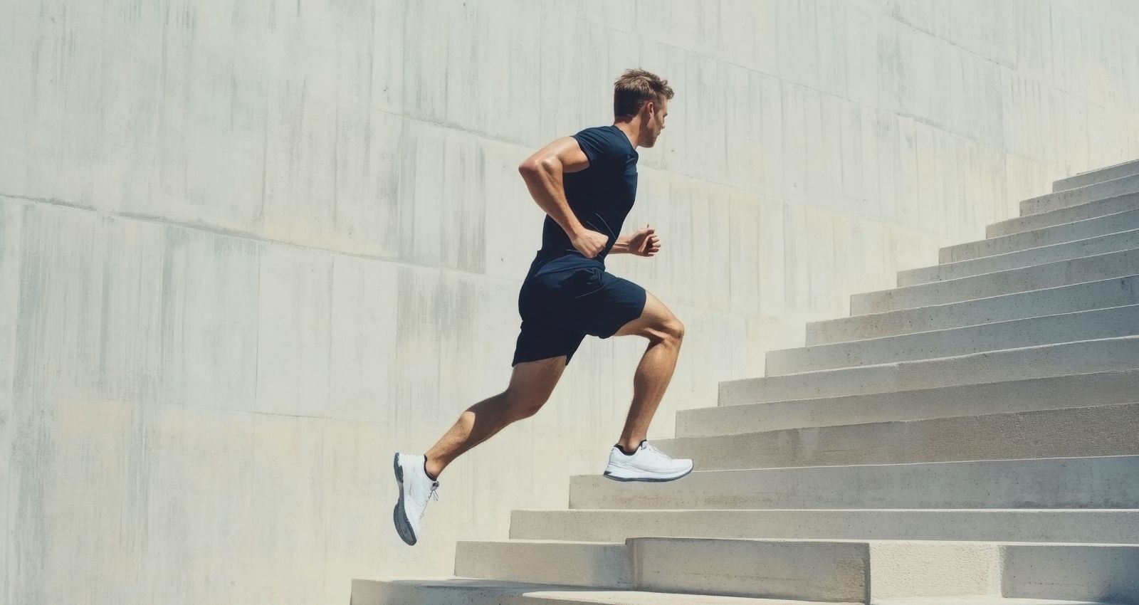 Mann mit viel Energie durch NAD+ Boost mit NR