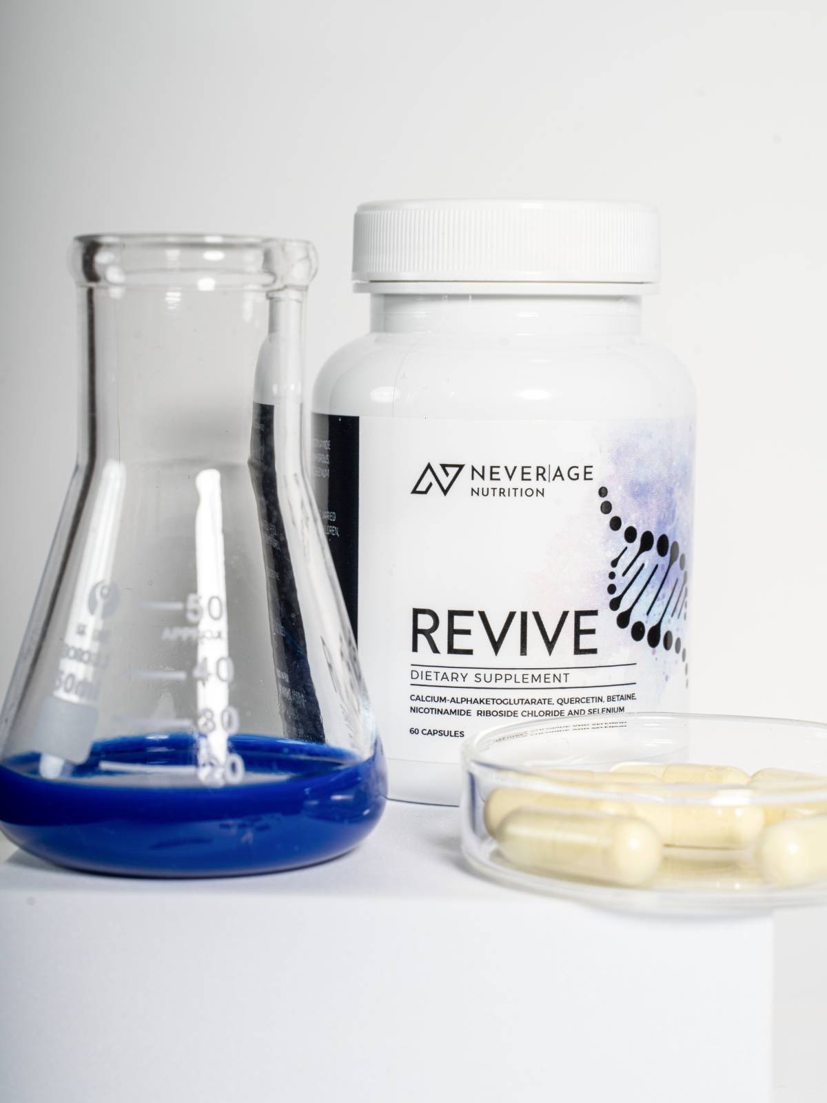 REVIVE Dose neben Laborglas und Petrischale mit Kapseln