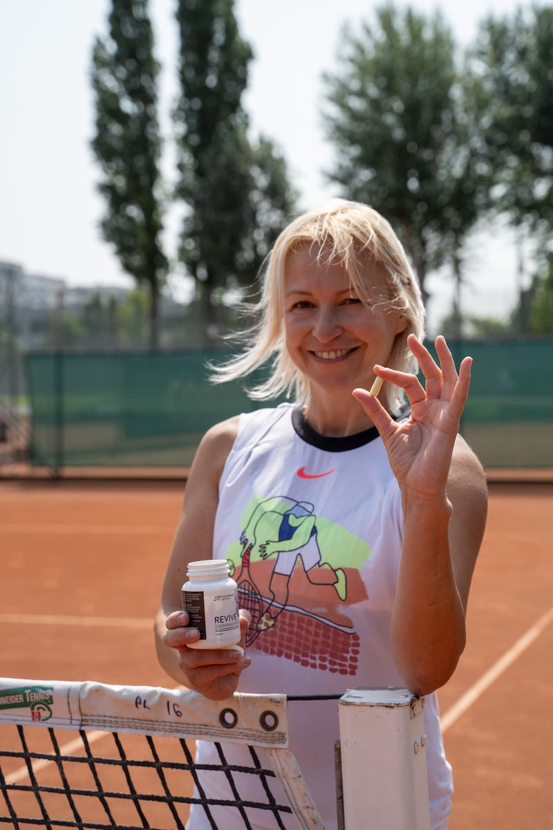 Tennisspielerin mit NAD+ Kapsel in der Hand