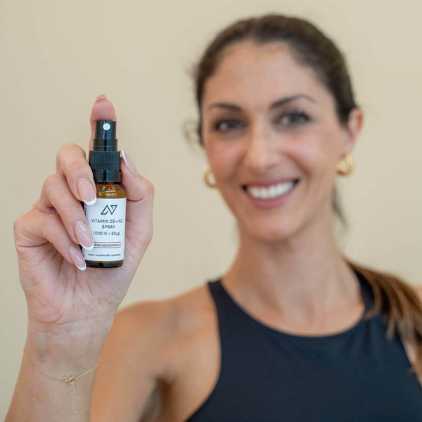 Fröhliche Frau nach Gebrauch des Vitamin D3 K2 Sprays