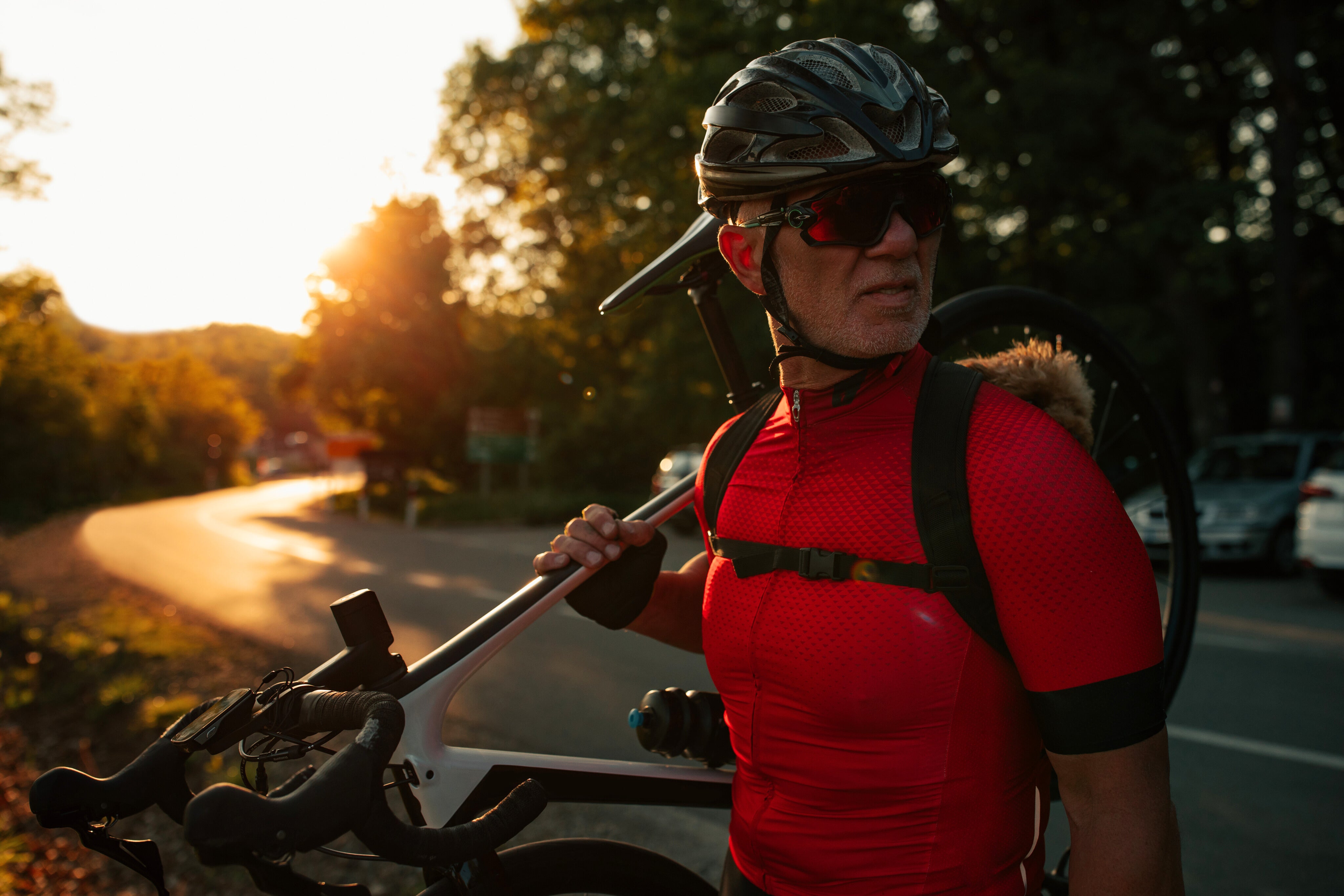 Aktiv kräftiger Radfahrer mit NAD+ Boosting